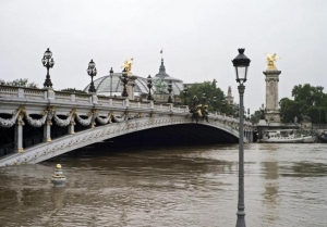 Par&iacute;s cierra parte del Louvre y cancela los Bateaux por la crecida del Sena