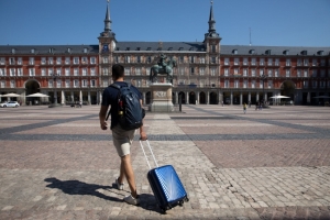 Quinta ola llega a Espa&ntilde;a y contagios se disparan a j&oacute;venes
