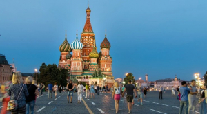 Regresan los primeros turistas de viajes de vacunaci&oacute;n a Rusia