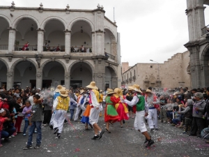 Arequipe&ntilde;os celebran con j&uacute;bilo su tradicional carnaval por las calles de la ciudad