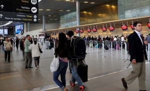 Fallas en servidores autom&aacute;ticos afecta atenci&oacute;n de pasajeros en aeropuerto de Bogot&aacute;