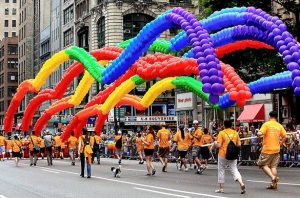 Descubre cu&aacute;nto cuesta viajar a 10 desfiles LGBT alrededor del mundo