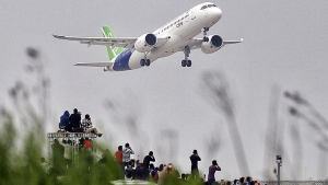 Primer avi&oacute;n chino de tama&ntilde;o medio de pasajeros realiza con &eacute;xito su primer vuelo