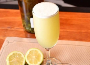 Embajador peruano en Londres critica a medio que destac&oacute; al pisco sour como una "experiencia gastron&oacute;mica chilena"