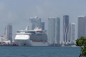 El primer crucero con pasajeros desde EE.UU. marca nuevo amanecer del sector