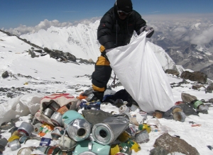 Micropl&aacute;sticos en la cima del mundo: Hallan restos de fibras en la cumbre del Everest