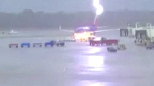 El dram&aacute;tico momento en que un rayo impacta sobre un trabajador en un aeropuerto (V&Iacute;DEO)