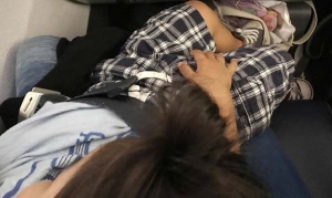 United obliga a una madre a llevar sobre sus piernas a su hijo porque vendi&oacute; el asiento a otro pasajero