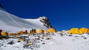 Expediciones dejan toneladas de residuos: Alertan sobre grave problema de contaminaci&oacute;n que afecta al Monte Everest