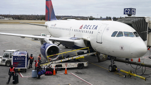Pareja abri&oacute; la puerta de emergencia y activ&oacute; el tobog&aacute;n para bajar de un vuelo a punto de despegar en Nueva York