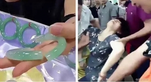 Turista accidentalmente rompi&oacute; un brazalete de jade, y cuando supo el precio &iexcl;se desmay&oacute;!