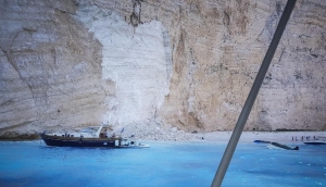 Siete heridos tras desprendimiento de rocas en famosa playa tur&iacute;stica de Grecia (V&Iacute;DEO)