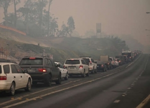 Australia: Miles de personas tienen 48 horas para evacuar zonas tur&iacute;sticas antes de ola de calor e incendios forestales