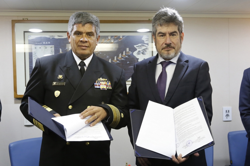 Mincetur y Dicapi firman convenio para fortalecer seguridad tur&iacute;stica en &aacute;mbito acu&aacute;tico