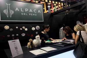 Alpaca del Per&uacute; destaca en la principal feria europea de hilados