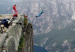Paracaidista graba el preciso instante en el que casi pierde la vida tras estrellarse en una monta&ntilde;a (V&Iacute;DEO)