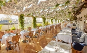 La firma de lujo Dior se suma a la hosteler&iacute;a y abre un restaurante en Londres
