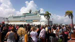 Drama en Puerto Rico tras hurac&aacute;n: Crucero de lujo llega a la isla y 2.000 turistas intentan abordarlo