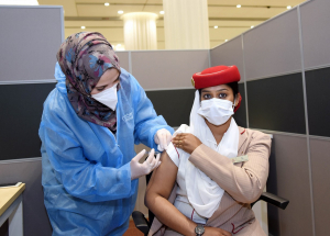 Emirates inicia la vacunaci&oacute;n voluntaria de sus m&aacute;s de 100.000 empleados