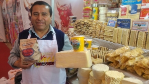 La Colpa: Los mejores quesos y dulces  cajamarquinos en la feria artesanal Manos Peruanas en Campo de Marte