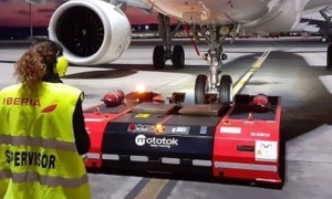 Iberia incorpora veh&iacute;culos dirigidos por control remoto para mover sus aviones en Madrid y Barcelona