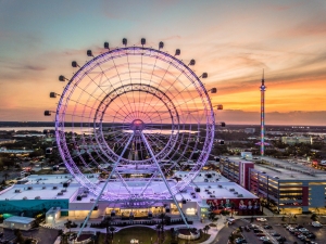 The Wheel en ICON Park, en Orlando, se ilumina con los colores de la bandera de Colombia este 20 de julio de 2020