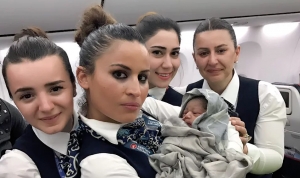 Esta es la beb&eacute; que naci&oacute; durante un vuelo a m&aacute;s de 12 mil metros de altura