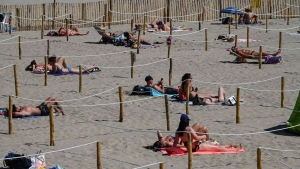 Francia muestra la nueva forma de mantener distancia social en la playa. Solo puedes ir por 3 horas