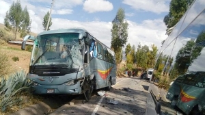 Unidades de turismo colisionan dejando un muerto y varios heridos en Cusco