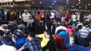 Pasajeros retienen a personal de la aerol&iacute;nea Conviasa hasta que reanuden vuelos