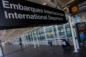 Chile impone aislamiento de 10 d&iacute;as a visitantes extranjeros