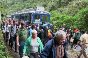 Suspenden operaciones del tren a Machu Picchu por protestas en el Cusco