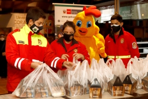 Bomberos recibieron primeras donaciones en el marco de la "Semana del pollo a la brasa"
