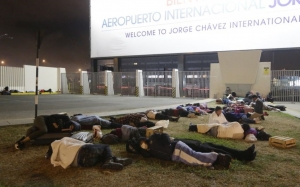 M&aacute;s de 70 personas pasaron la noche afuera del aeropuerto Jorge Ch&aacute;vez a la espera de vuelos