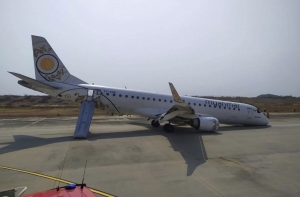 Piloto salva a pasajeros de un avi&oacute;n tras aterrizar sin ruedas frontales en Birmania (V&Iacute;DEO)