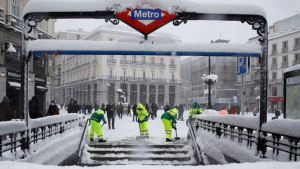 Tormenta de nieve ti&ntilde;e a Espa&ntilde;a de blanco y deja 430 carreteras cerradas, autos atrapados y cierre del aeropuerto (FOTOS)