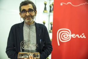 "Amigo del Per&uacute;": condecoran a dise&ntilde;ador espa&ntilde;ol Adolfo Dom&iacute;nguez por dar a conocer al mundo la fibra de alpaca peruana