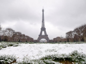 Un manto blanco cubri&oacute; Par&iacute;s tras su mayor nevada en d&eacute;cadas