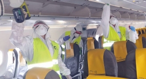 Italia elimina distancia de un metro entre pasajeros en aviones que tengan filtros de aire
