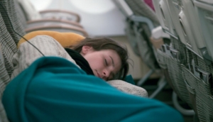 Mujer se queda dormida durante su vuelo y despierta a oscuras dentro del avi&oacute;n vac&iacute;o