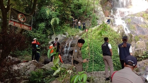 Turista franc&eacute;s muere tras resbalar y caer por una cascada en Tailandia mientras se tomaba una selfie