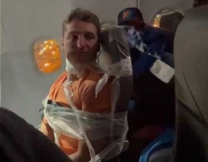 Pasajero de aerol&iacute;nea fue amarrado a su asiento tras acosar a mujeres de la tripulaci&oacute;n (V&Iacute;DEO)