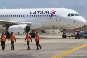 Avi&oacute;n de Latam que cubr&iacute;a ruta Santiago - Lima aterriz&oacute; de emergencia en Tacna por pasajera con taquicardia