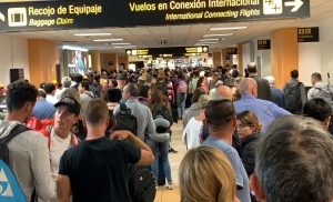Denuncian que Sky Airline dej&oacute; varados a cientos de pasajeros sin agua ni comida en el Jorge Ch&aacute;vez