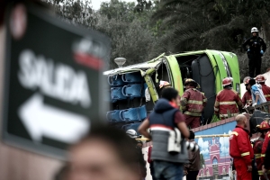 Al menos 9 muertos y 30 heridos tras ca&iacute;da de bus tur&iacute;stico al abismo en Cerro San Crist&oacute;bal