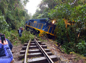 Se descarrila locomotora del tren de PeruRail en v&iacute;a de Machu Picchu