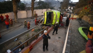 Cifra de fallecidos aumenta a 10 tras tr&aacute;gico accidente de bus tur&iacute;stico en cerro San Cristobal