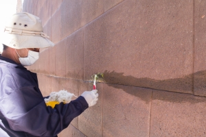 Realizan limpieza de pinta en muro de templo inca Coricancha en Cusco