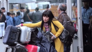 Turista recibe ayuda inesperada en el Aeropuerto Jorge Ch&aacute;vez (V&Iacute;DEO)