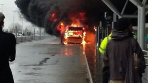 El aeropuerto Stansted de Londres cancel&oacute; todos sus vuelos por el incendio de un bus